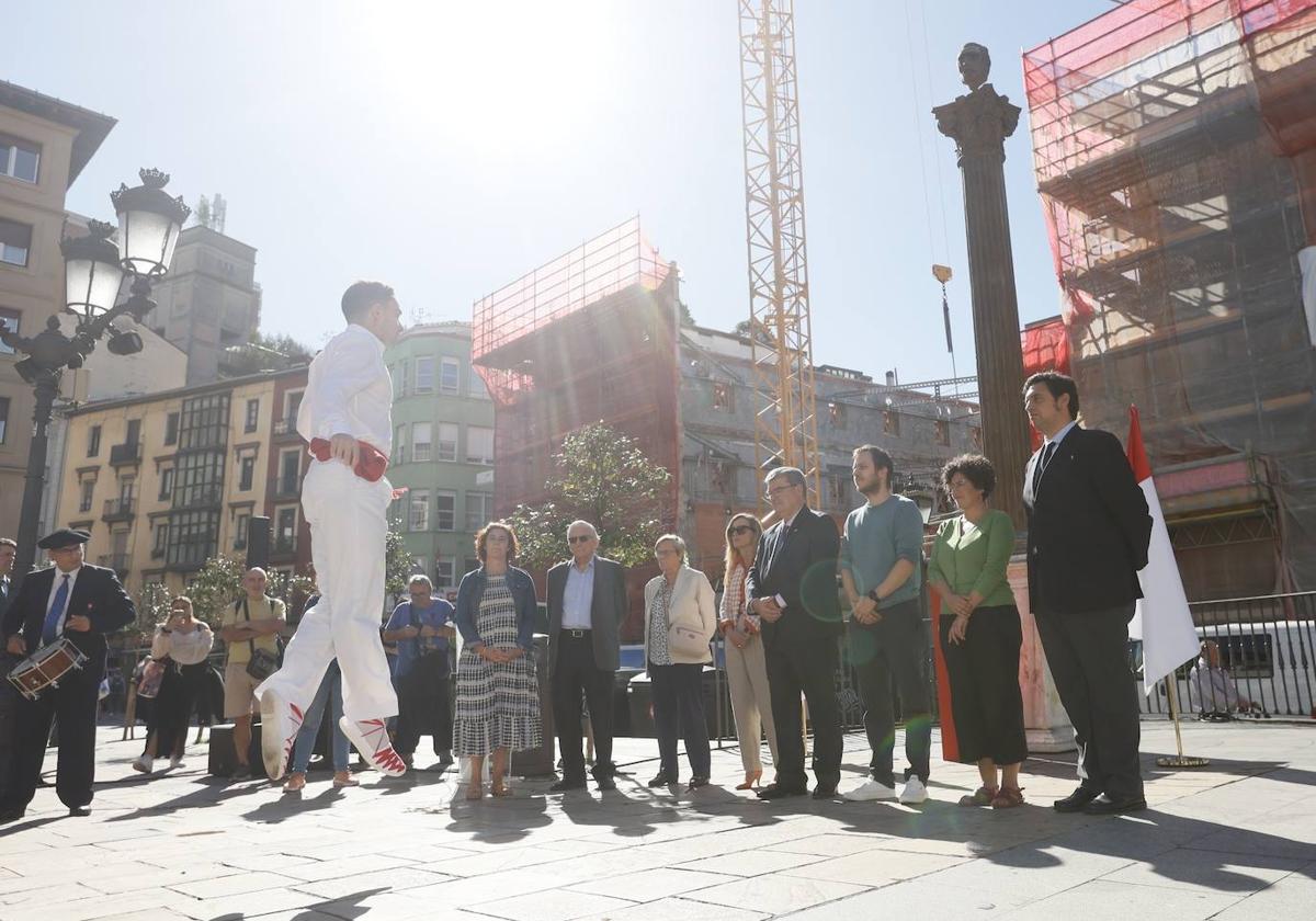 La ofrenda foral en homenaje a Miguel de Unamuno de ha celebrado este lunes frente a su busto