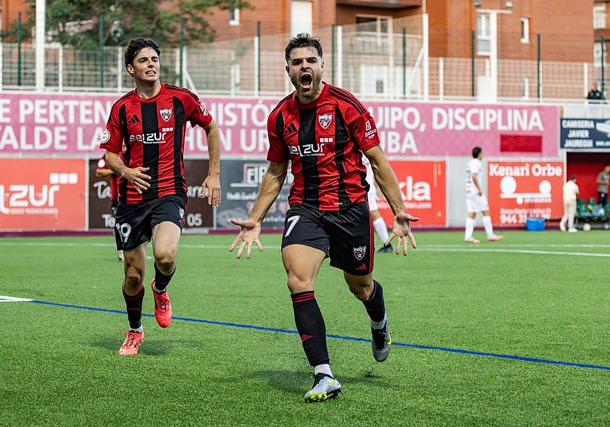 Urko Collado celebra uno de los dos goles que marcó el sábado al Anguiano.