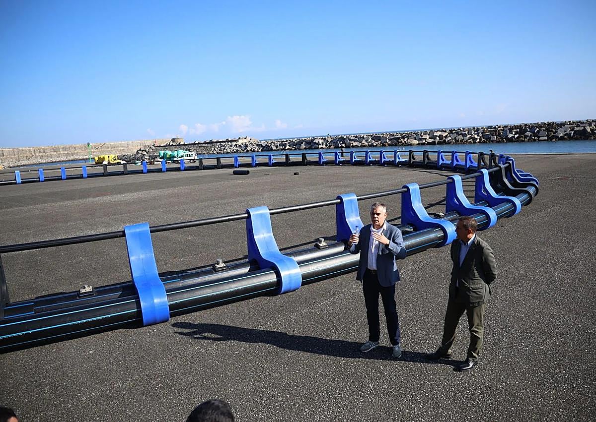 Imagen secundaria 1 - Pescadores de Hondarribia izan a bordo de un atunero un cimarrón capturado en aguas del Cantábrico en 1999. En medio, Juan José Navarro, director adjunto de Balfegó, y Rogelio Pozo, CEO de Azti, ante la estructura de la primera jaula de engorde de atún rojo del Cantábrico que se instalará frente a Orio y Getaria. Abajo, José Mendoza, de Eskura en Bermeo, ultima un niguiri de atún rojo en la barra de su restaurante.