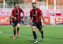 Urko Collado celebra uno de los dos goles que marcó el sábado al Anguiano.