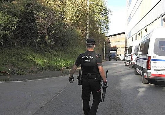 Imagen del operativo de la Ertzaintza en busca del ladrón de la pistola.