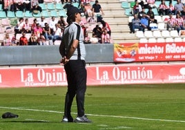 Guerrero observa el partido desde la zona técnica en el Ruta de la Plata.