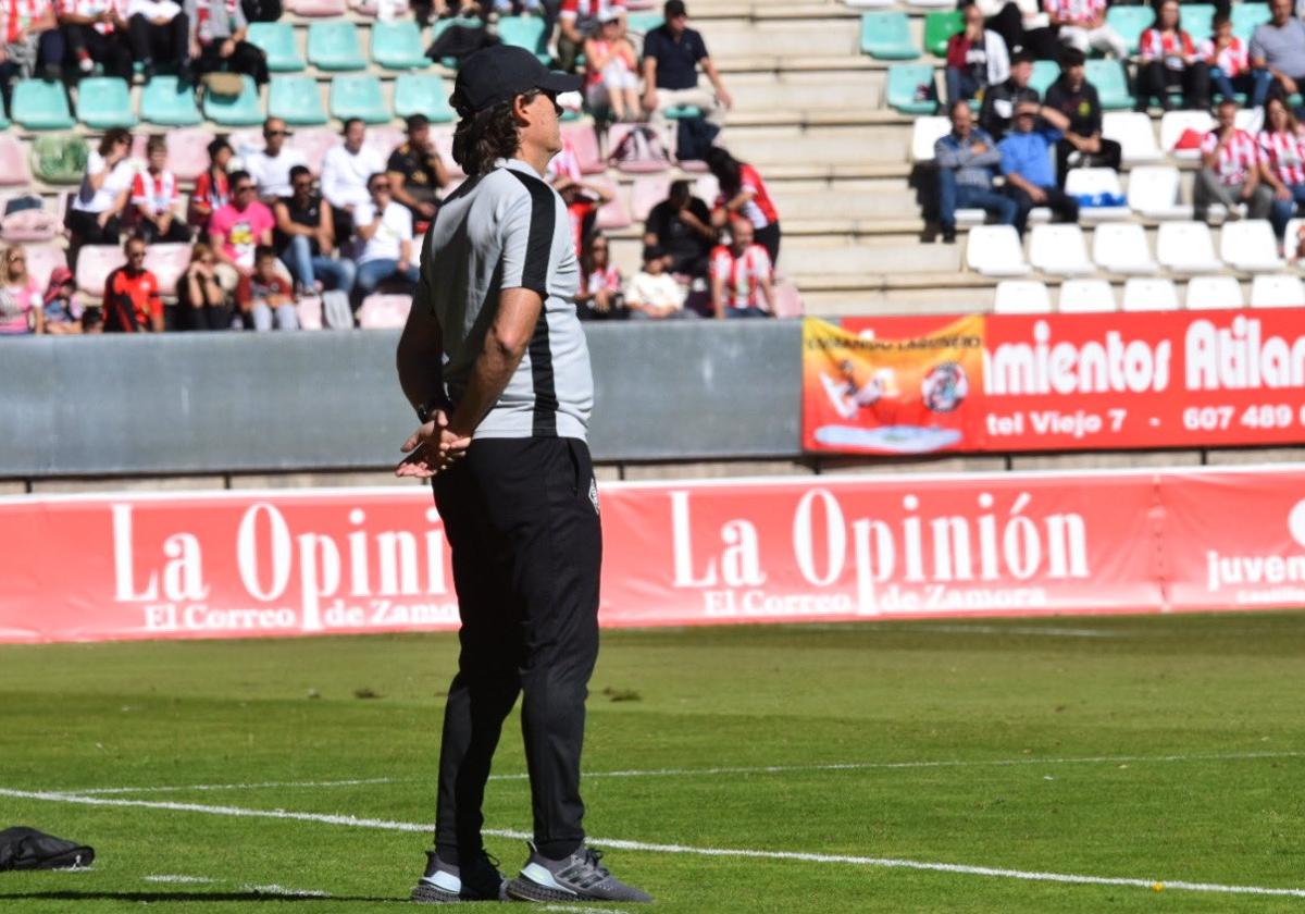 Guerrero observa el partido desde la zona técnica en el Ruta de la Plata.