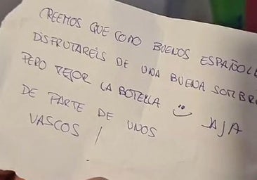 El regalo de unos vascos que sorprende a unos jóvenes en un hotel de Ibiza