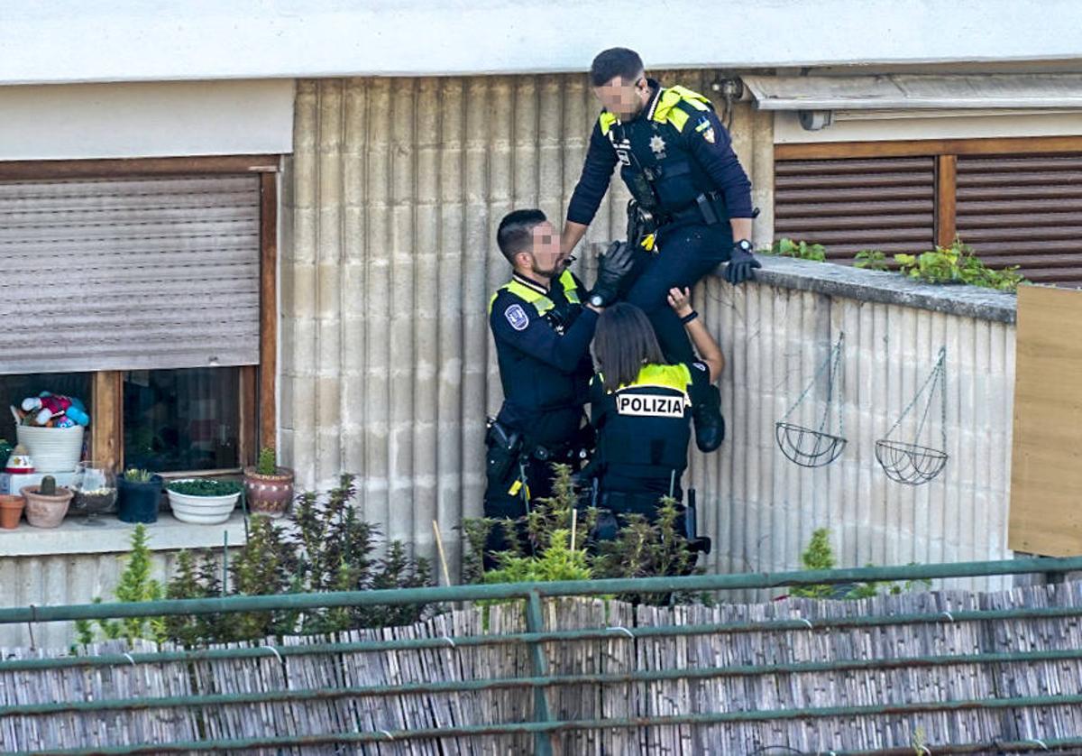 Policías locales, durante el registro de la azotea y del tejado del bloque donde se produjo el incidente.