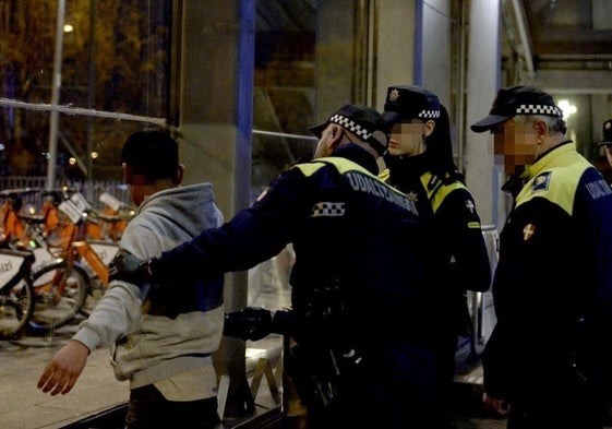 Agentes de la Policía Municipal de Getxo cachean a un joven en el acceso a la estación del metro en Algorta.