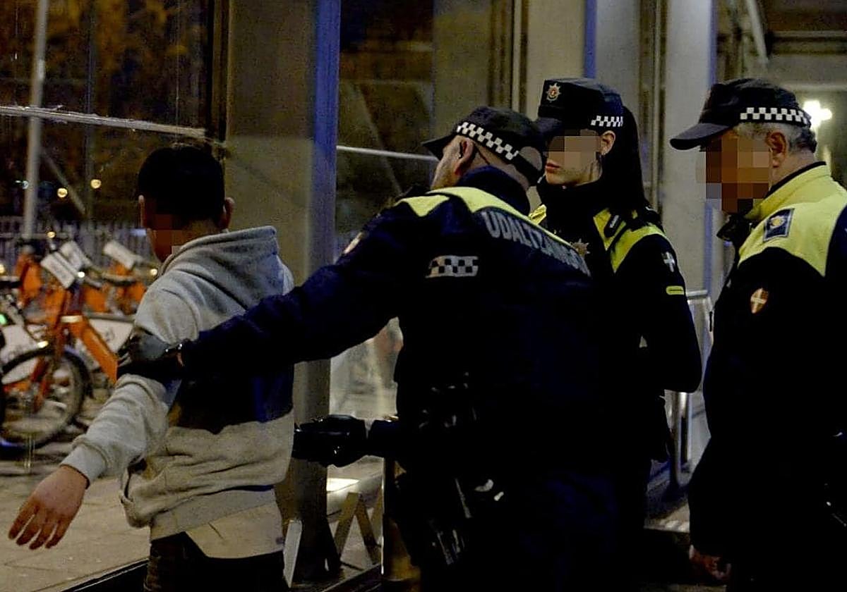 Agentes de la Policía Municipal de Getxo cachean a un joven en el acceso a la estación del metro en Algorta.
