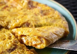 La tortilla de patatas, un clásico de la gastronomía española que sigue conquistando paladares con su sencillez y versatilidad.