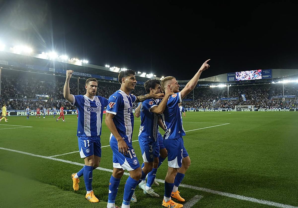 Los jugadores del Alavés celebran el gol de Carlos Vicente al Sevilla.