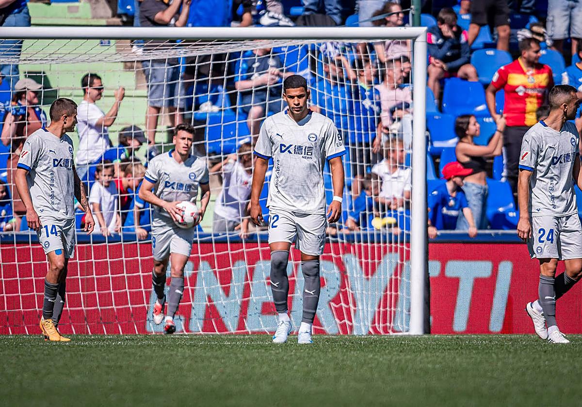La defensa albiazul se lamenta tras uno de los goles encajados ante el Getafe.