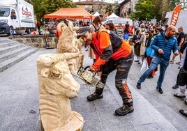 Una exhibición de tala de madera con motosierra.