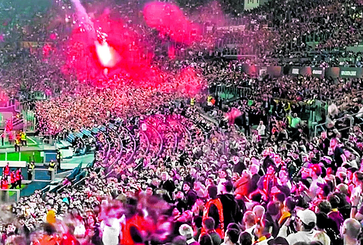 Una de las bengalas lanzadas por los radicales cayó en una grada de hinchas de la Roma.