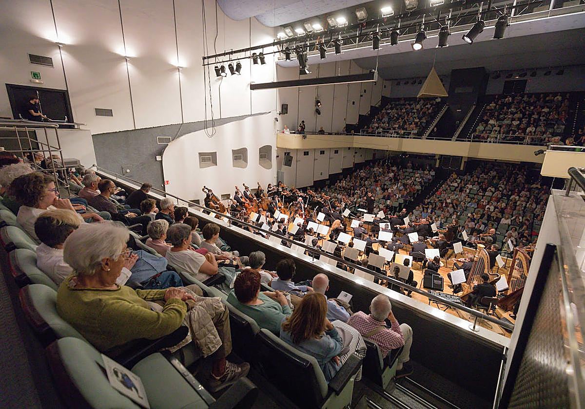 Euskadiko Orkestra (EO), a las órdenes de Robert Treviño, arrancó este lunes su temporada vitoriana en el Conservatorio Jesús Guridi.