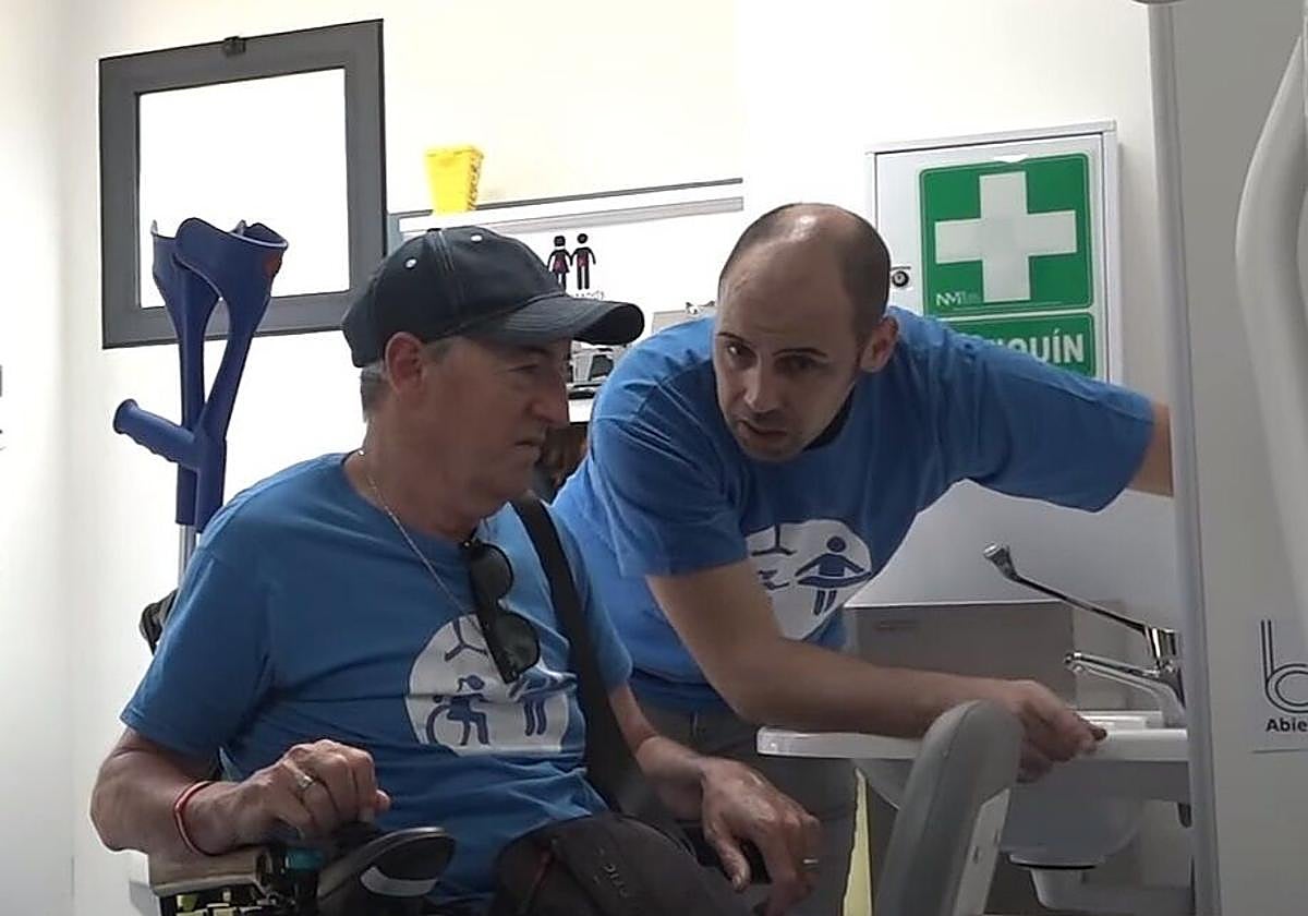 Eriz Delgado, presidente de cambiadores inclusivos, junto a Eduardo Bailes, uno de los usuarios del cambiador de Ereaga para usuarios con discapacidad severa.