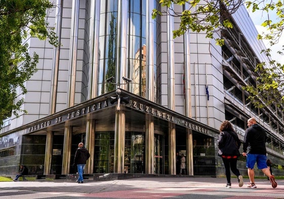 Acceso principal del Palacio de Justicia, donde ayer lunes se celebró la vista oral.