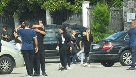 Amigos y familiares del fallecido en el tiroteo de Burtzeña acuden a su funeral en Castro.