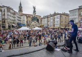 La Virgen Blanca acogerá desde talleres, teatro, juegos, actividades deportivas y conciertos en euskera.