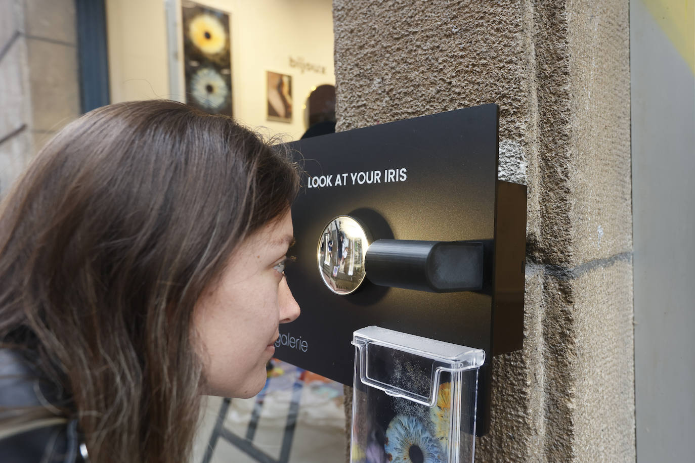 La nueva tienda de Bilbao que convierte tus ojos en un collar o un cuadro para el salón