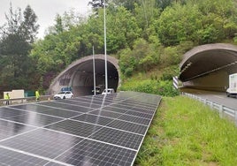 Imagen de las placas solares instaladas entre los dos túneles.