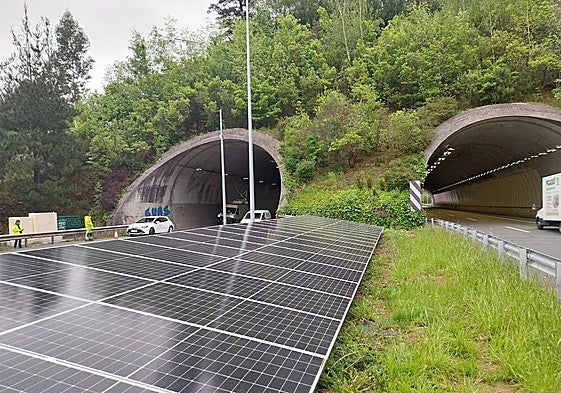 Imagen de las placas solares instaladas entre los dos túneles.