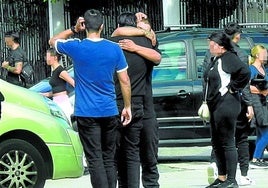 Familiares del fallecido se abrazan entre muestras de dolor en el entierro que se celebró ayer en el cementerio de Castro Urdiales, en Cantabria.