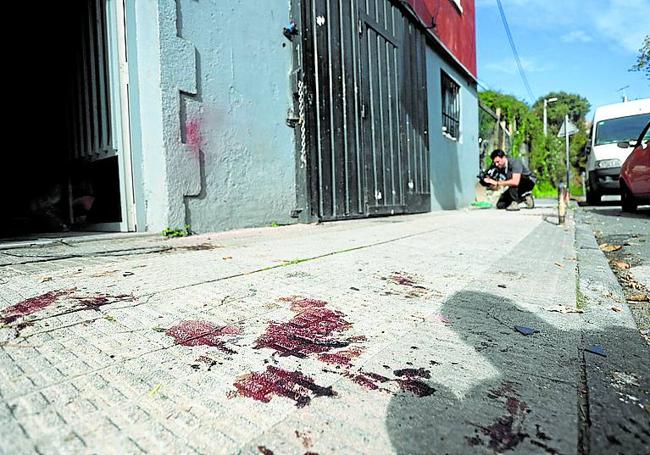 Restos de sangre en la acera donde se produjo el tiroteo.