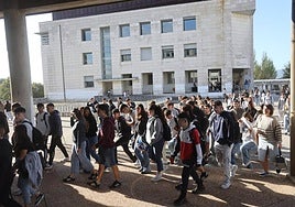 Cientos de alumnos participaron este lunes en una protesta contra la presencia del profesor en la Universidad.