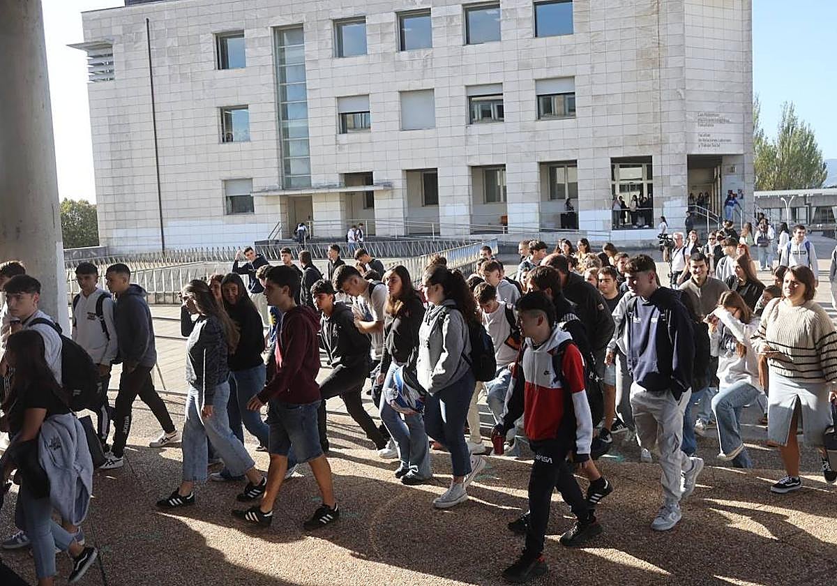 Cientos de alumnos participaron este lunes en una protesta contra la presencia del profesor en la Universidad.