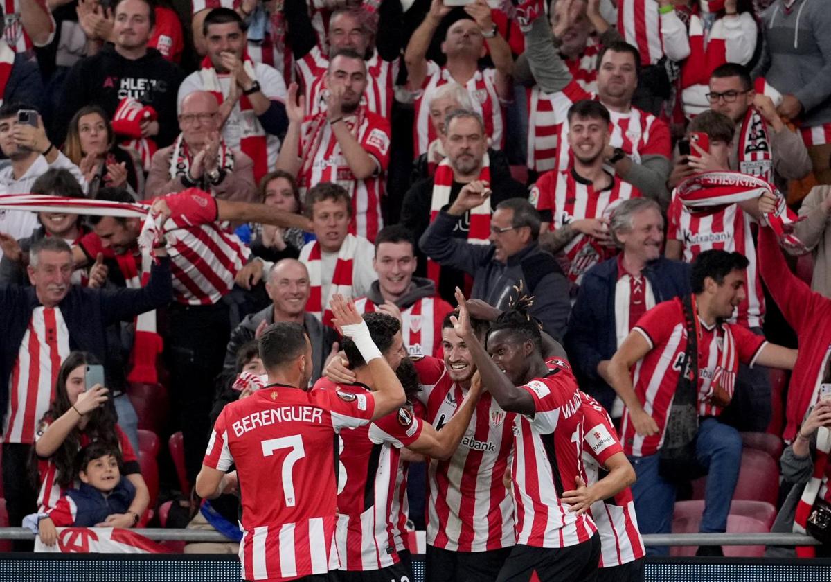 Los rojiblancos celebran el gol de Sancet ante el AZ.