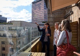 La ministra de Igualdad, Ana Redondo, ha visitado este jueves por la mañana uno de los centros de atención de Bizkaia junto a la diputada foral de la misma materia, Teresa Laespada