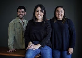 Samuel García, Zulaima García y Joana Méndez, creadores de la Fundación Ehunbide en la sede de General Álava.