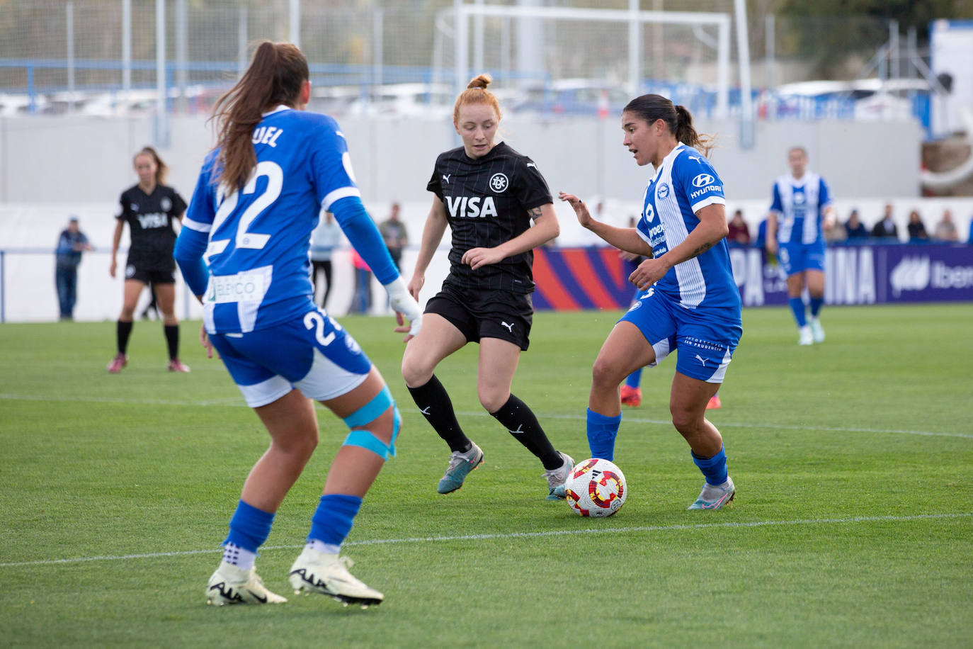 Manoly conduce el balón mientras Raquel espera el pase.