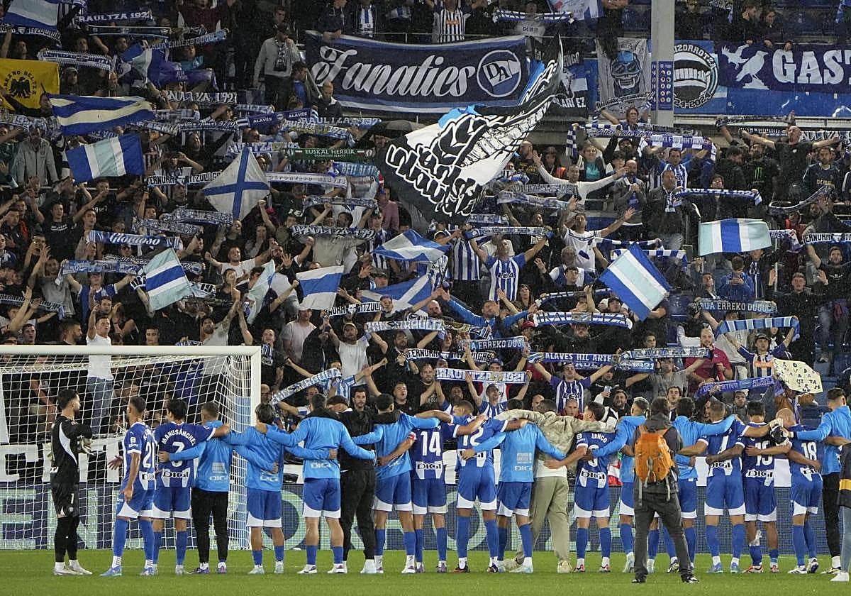 Los jugadores del Alavés agradecen su apoyo a los hinchas tras el final de un partido de esta temporada.