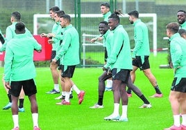 Buen ambiente. Los jugadores del Athletic realizaron su último entrenamiento ayer por la tarde en las instalaciones de Lezama.