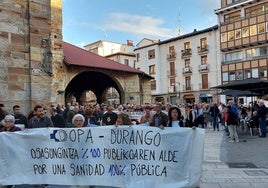 Una concentración masiva con residentes de los pueblos recorrió las calles de Durango, en defensa de una sanidad pública digna.