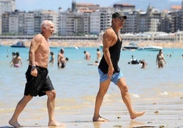 Bruce Springsteen en la playa de Ondarreta durante su estancia en Donostia en 2009.