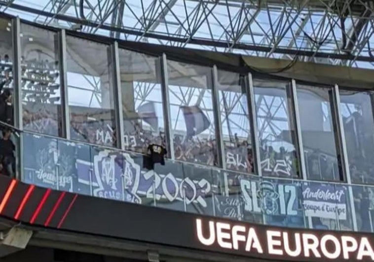 Los ultras del Anderlecht rompen el cristal protector.