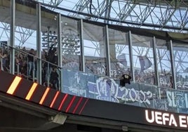 Los ultras del Anderlecht rompen el cristal protector.