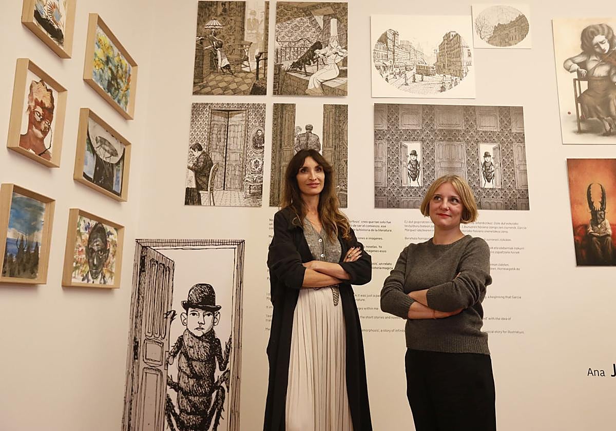 La comisaria de la exposición, Carolina Ontivero, junto a la ilustradora Sara Morante.