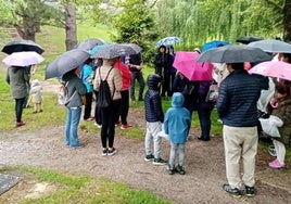 Un grupo de personas participan en la ruta guiada por los senderos de Leioa.