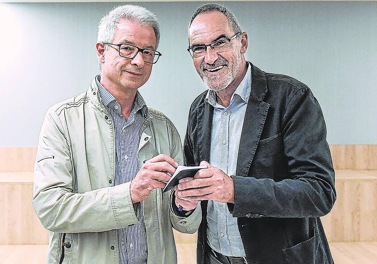 Txema Soria hace entrega de la libreta a Tomás Ondarra.