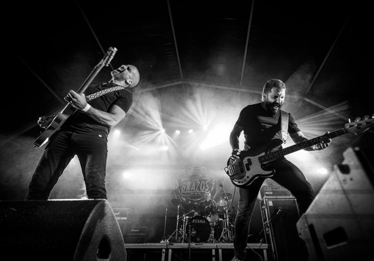 William (guitarra y voz), Koki (batería) y Txemi (bajo) en el Orozko Rock.