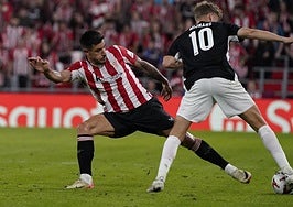 Yuri realiza una entrada a un rival del AZ.