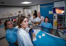 Ángel Calderón, con parte de su equipo del servicio de digestivo, durante la realización de una endoscopia.