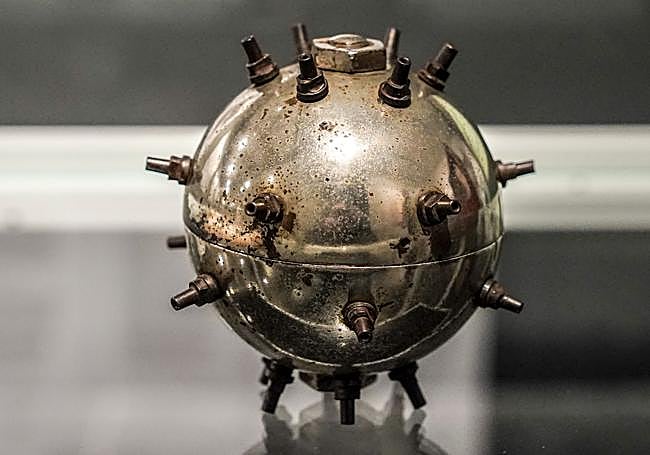 Otra vista de la bomba Orsini expuesta en Vitoria.