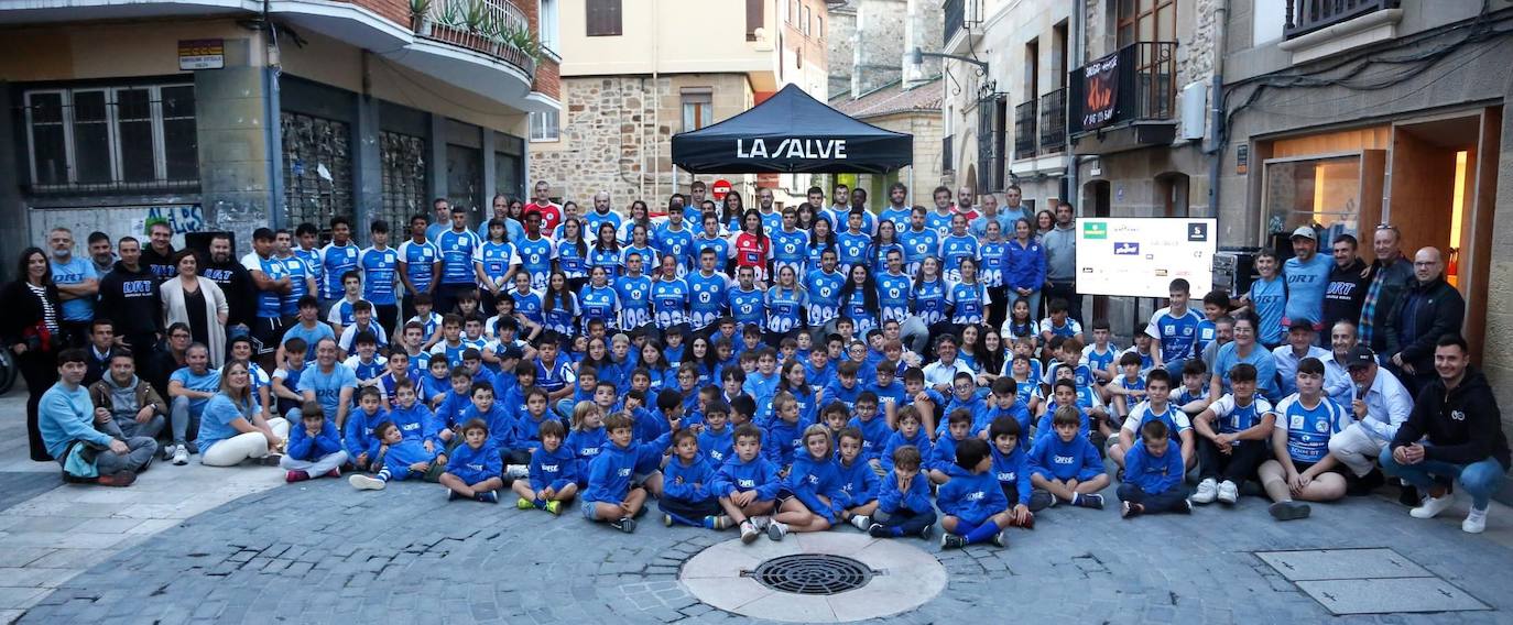 Foto de familia del DRT, con jugadores, entrenadores, directivos, patrocinadores e instituciones.