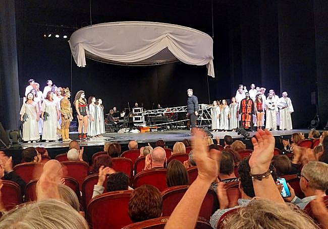 Ovación final con orquesta y coros en escena.