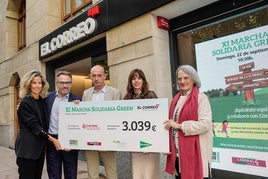 Zuriñe Ortiz de Latierro, directora del periódico en Álava; Carmelo Lezana, de El Corte Inglés; Luis Daniel Bernal, de Laboral Kutxa; la alcaldesa Maider Etxebarria y Maite Sebal, de Cáritas.