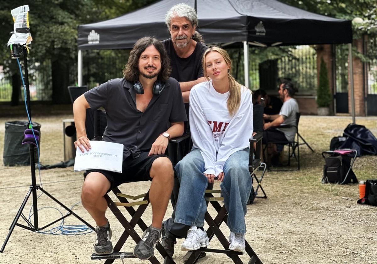 Imagen principal - Fernando León, productor y coguionista, el director Polo Menárguez y Ester Expósito en el set de rodaje.