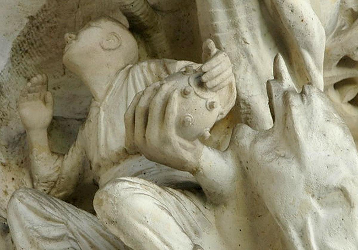 Imagen de la bomba Orsini esculpida por Antonio Gaudí en la Sagrada Familia.